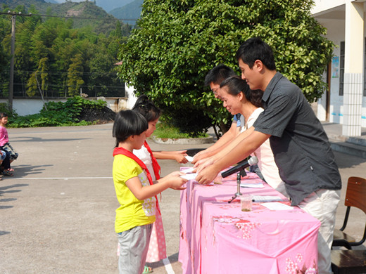 工学分院师生赴金华市武义县西联乡中心小学参加“阳光幼苗基金”――第三次阳光幼苗奖学金颁奖仪式