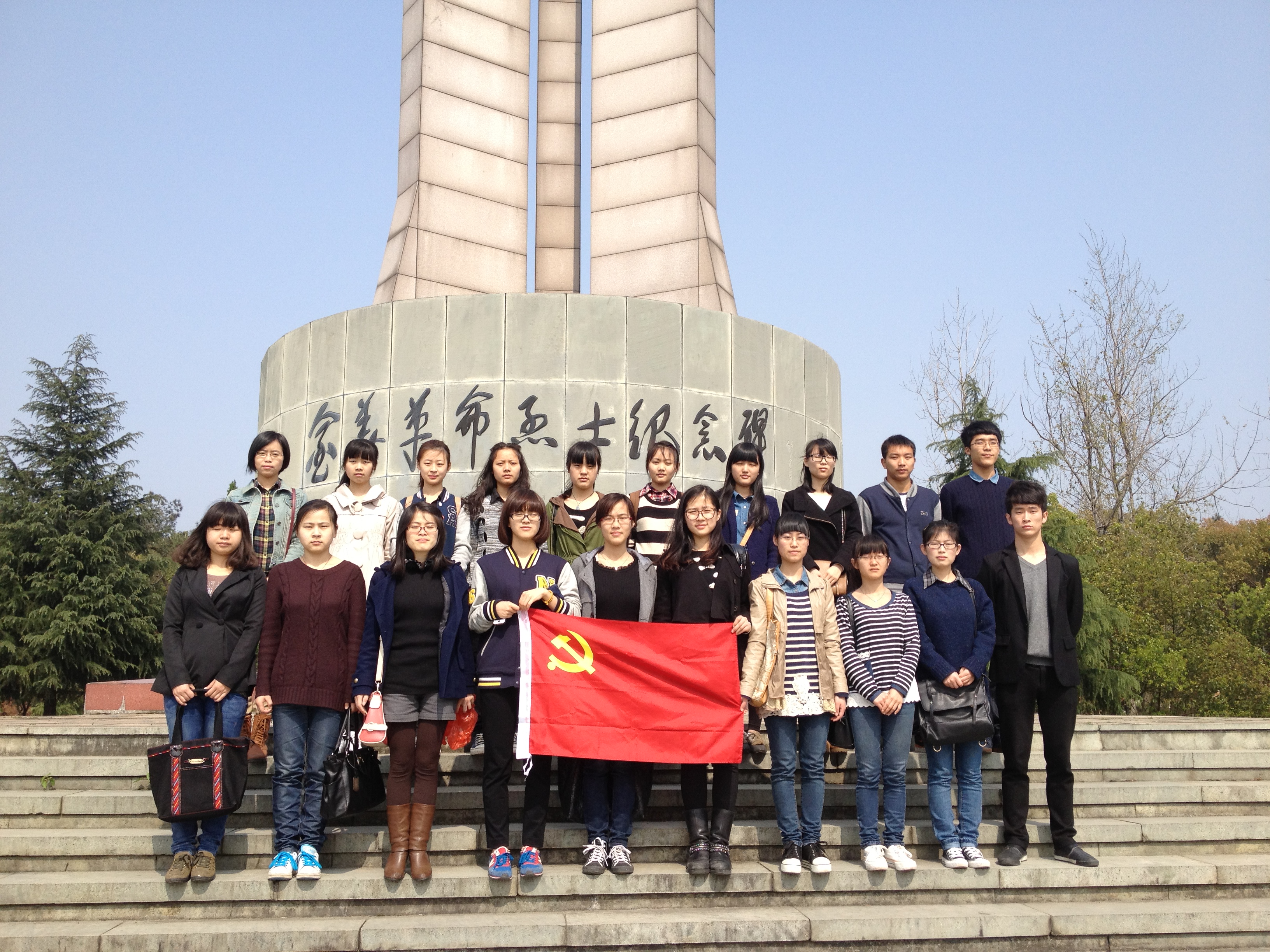 商学分院学生党支部清明祭扫烈士纪念碑