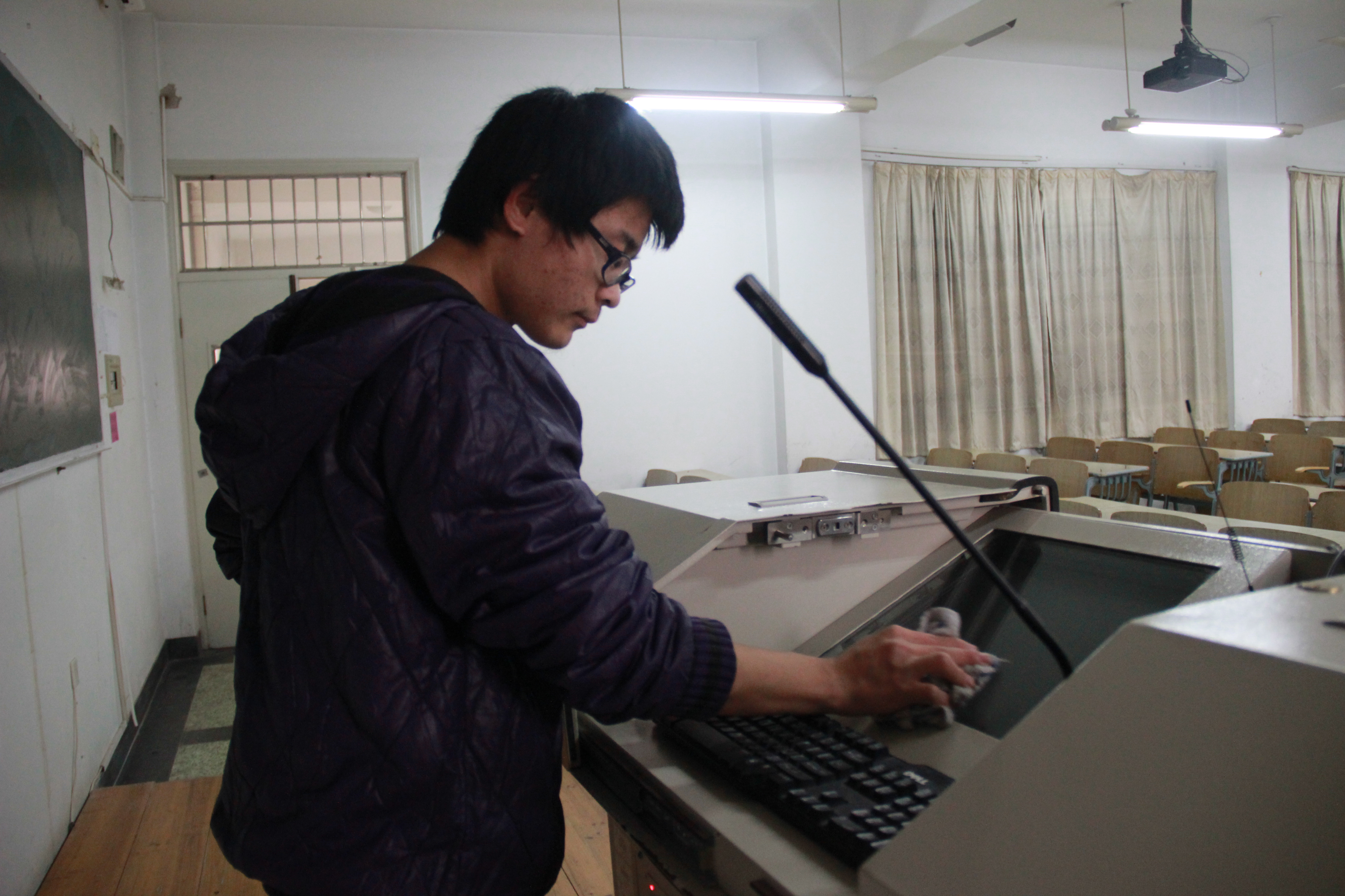 浙师大行知志愿者大队志愿者服务月：校园志愿行，携手行知路